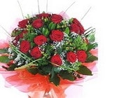 Sizlere �zel farkl� bir tanzim modeli  13 adet saf k�rm�z� bakara g�l buketi