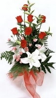 G�rsel ve farkl� bir �i�ek isteyenler i�in  8 adet g�l ve 1 dal kazablanka buketi