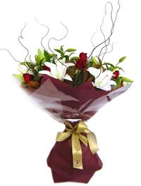 Ankara �i�ek yolla firma �r�n�m�z  3 adet k�rm�z� g�l ve kazablanka buketi