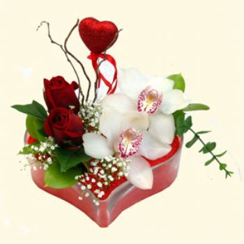 Kaliteli ve fiyat� ucuz bir �r�n  kalp i�erisinde 2 kandil orkide ve 3 adet g�l