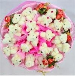21 adet pelu� ay�c�k ve 7 adet yapay g�l kulan�larak yap�lan g�rsel demet 